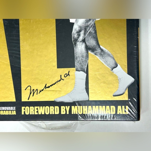 The Official Treasures of Muhammad Ali - Large Collector’s Book 🥊 - Picture 8 of 9